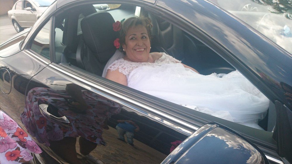 Noiva chegou à capela em carro conversivel, em Itapetininga (Foto: Francine Galdino/G1)