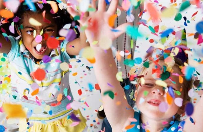 Crianças podem se divertir em bailes com muito confete (Foto: Shopping Iguatemi/Divulgação