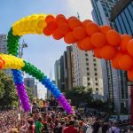 Com um público estimado em 4 milhões de pessoas, a Parada do Orgulho LGBT+ de São Paulo é o segundo evento que mais atrai turistas para a cidade gay