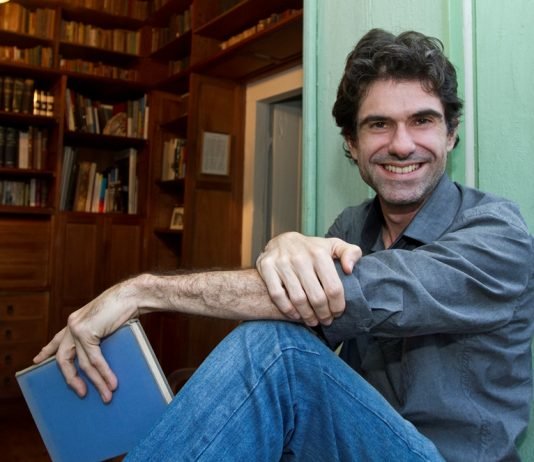 Paulo Stucchi é jornalista e psicanalista. Formou-se em Comunicação Social pela Unesp Bauru.