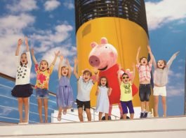 As crianças a bordo do Costa Diadema têm a oportunidade de brincar e interagir com a famosa personagem de desenho animado Peppa Pig