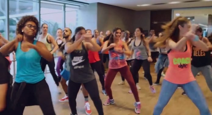 Aulas de Cross Training e FitDance são gratuitas e acontecem no estacionamento do OBA Hortifruti