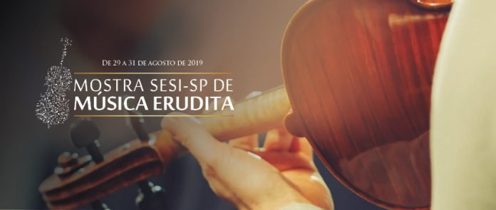 Espectadores de 15 cidades espalhadas por todo o Estado de São Paulo receberão a segunda edição de 2019 da Mostra SESI-SP de Música Erudita, que será realizada de forma simultânea entre os dias 29 e 31 de agosto. Durante três dias, gratuitamente, será possível apreciar grupos difusores do gênero, desde sua forma mais pura e tradicional até as fases mais difundidas entre o grande público, com misturas harmoniosas de ritmos populares brasileiros, e até revolucionários. Serão 3 apresentações por cidade, com ingressos gratuitos, que devem ser reservados pelo sistema Meu SESI (www.sesisp.org.br/meu-sesi). Cada uma das atrações faz parte de uma série. "Villa-Lobos e a Música Brasileira" tem o intuito de mostrar, panoramicamente, a interferência do popular no 'intocável' erudito; Concertos da série "Viagem Através da Música" levam os espectadores a um passeio sonoro e visual. Os musicistas passam, por exemplo, pelo som alemão esmiuçado e detalhista, da era artística Rococó; e, por fim, "Música Antiga: o início de tudo" transporta o ouvinte aos séculos passados. A série é carregada com sonoridades trazidas de outros tempos, como cantos gregorianos e música sacra dos séculos III e IV. Durante os shows acontece uma ação integrada de formação de público para música erudita: os grupos conversam com os espectadores sobre processo de composição, repertório, estilo, período histórico e instrumentação. Alunos dos Núcleos de Música do SESI-SP também se apresentam A abertura dos concertos em algumas cidades fica por conta dos Núcleos de Música do SESI-SP, formados por alunos dos cursos de iniciação musical e camerata de cordas. No dia 31, sábado, músicos do projeto se apresentam em seis cidades: Araraquara, Campinas (Amoreiras), Itapetininga, Mogi das Cruzes, Piracicaba e Rio Claro. Em São Bernardo do Campo, o Núcleo tocará no dia 29, quinta. E, em São José dos Campos, no dia 30, sexta. A mostra acontece, simultaneamente, em 15 unidades do SESI pelo Estado de São Paulo: Programação - Mostra SESI-SP de Música Erudita Capital A. E. Carvalho 29 de agosto | quinta, 20h Coro de Câmara do Vale do Paraíba 30 de agosto | sexta, 20h Juliana D'Agostini 31 de agosto | sábado, 19h Orquestra Filarmônica do SENAI-SP Grande São Paulo Mauá 29 de agosto | quinta, 20h Trio Brasileiro 30 de agosto | sexta, 20h Duo Madeira 31 de agosto |sábado, 20h Duo Bico de Pena Mogi das Cruzes 29 de agosto | quinta, 19h Juliana D'Agostini 30 de agosto | sexta, 19h Marcelo Bratke 31 de agosto | sábado, 18h30 Coro de Câmara do Vale do Paraíba São Bernardo do Campo 29 de agosto | quinta, 19h30 Duo Bico de Pena 30 de agosto | sexta, 20h Trio Brasileiro 31 de agosto | sábado, 20h Duo Madeira Litoral Santos 29 de agosto | quinta, 20h Duo Madeira 30 de agosto | sexta, 20h Duo Bico de Pena 31 de agosto | sábado, 20h Trio Brasileiro Vale do Paraíba São José dos Campos 29 de agosto | quinta, 20h Marcelo Bratke 30 de agosto | sexta, 19h30 Coro de Câmara do Vale do Paraíba 31 de agosto | sábado, 20h Juliana D'Agostini Interior de São Paulo Araraquara 29 de agosto | quinta, 20h Duo Auleum 30 de agosto | sexta, 20h Brassampa 31 de agosto | sábado, 19h30 TriOupe Birigui 29 de agosto | quinta, 20h Duo Fukuda Astrachan 30 de agosto | sexta, 20h Bruno Sanches 31 de agosto | sábado, 20h Quinteto Jaraguá Campinas Amoreiras 29 de agosto | quinta, 20h TriOupe 30 de agosto | sexta, 20h Karin Fernandes 31 de agosto | sábado, 19h30 Juliana Starling, Soledad Yaya e Sandro Bodilon Franca 29 de agosto | quinta, 20h Bruno Sanches 30 de agosto | sexta, 20h Duo Siqueira Lima 31 de agosto | sábado, 20h Ensemble Instituto Fukuda Itapetininga 29 de agosto | sexta, 20h Juliana Starling, Soledad Yaya e Sandro Bodilon 30 de agosto | quinta, 20h TriOupe 31 de agosto | sábado, 19h30 Karin Fernandes Marília 29 de agosto | quinta, 20h Quinteto Jaraguá 30 de agosto | sexta, 20h Duo Fukuda Astrachan 31 de agosto | sábado, 20h Bruno Sanches Piracicaba 29 de agosto | quinta, 20h Entre Prosa e Canto 30 de agosto | sexta, 20h Duo Auleum 31 de agosto | sábado, 19h30 Brassampa Rio Claro 29 de agosto | quinta, 20h Brassampa 30 de agosto | sexta, 20h Entre Prosa e Canto 31 de agosto | sábado, 19h30 Duo Auleum São José do Rio Preto 29 de agosto | quinta, 20h Ensemble Instituto Fukuda 30 de agosto | sexta, 20h Jean William e Quinteto Bachiana SESI-SP 31 de agosto | sábado, 20h Duo Siqueira Lima