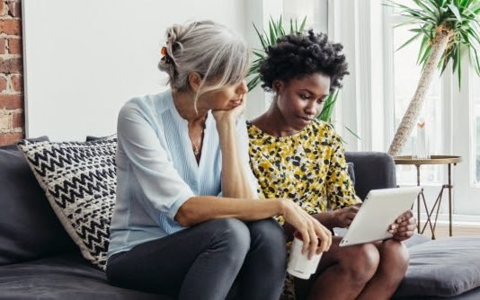 3 maneiras de um gerenciador de senhas ajudar idosos a ficarem seguros na internet