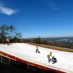 Próximo à capital paulista, Ski Mountain Park é ideal para unir a família com diversão e atrações como Ski, Snowboard, Tirolesa, Arco e Flecha, entre outros.