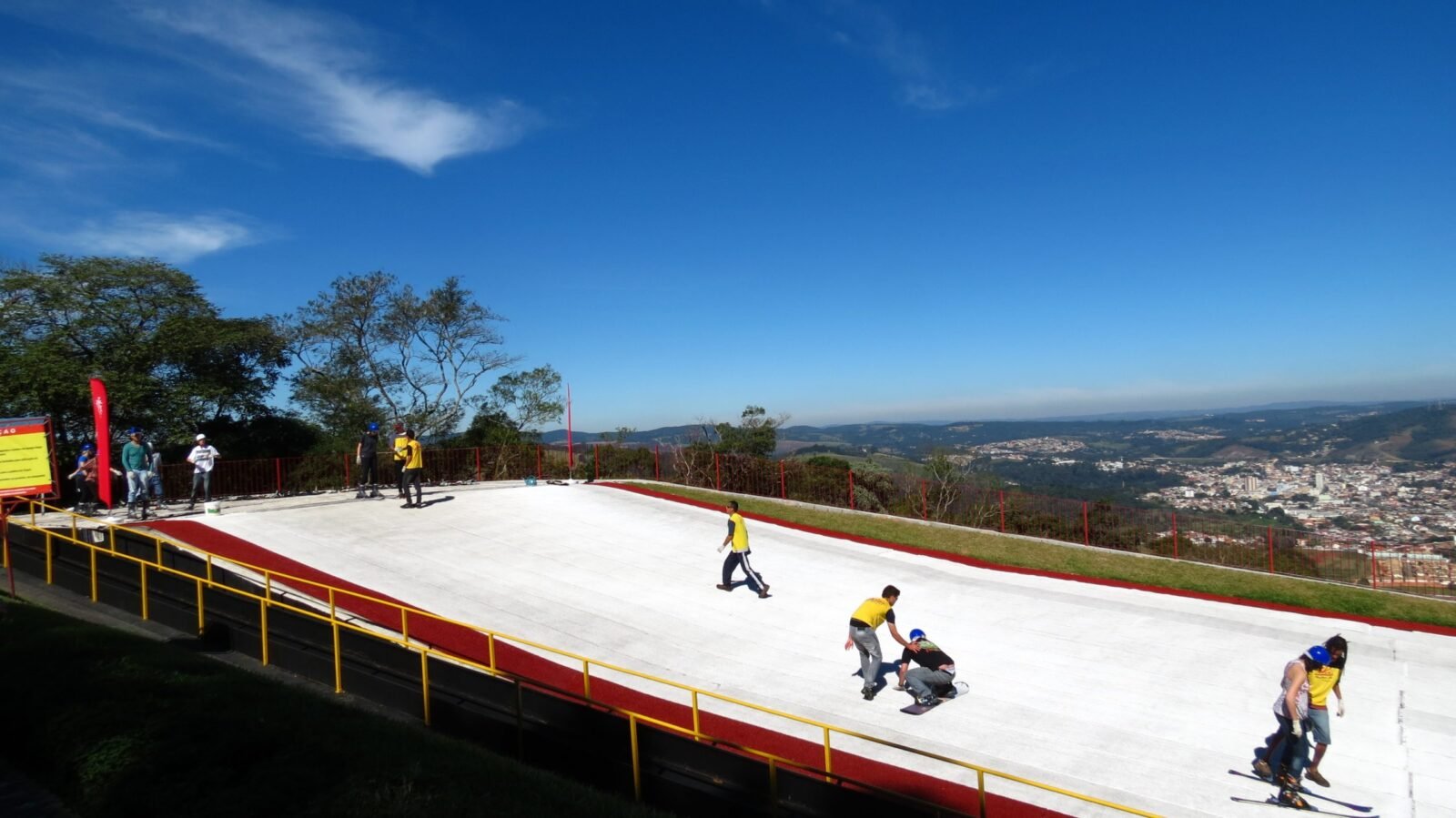 Próximo à capital paulista, Ski Mountain Park é ideal para unir a família com diversão e atrações como Ski, Snowboard, Tirolesa, Arco e Flecha, entre outros.