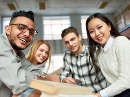 Ensino superior define ocupações nas empresas e melhores salários, diz estudo