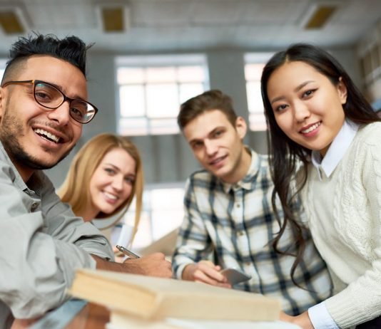 Ensino superior define ocupações nas empresas e melhores salários, diz estudo