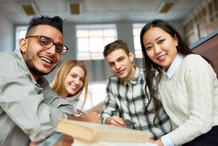 Ensino superior define ocupações nas empresas e melhores salários, diz estudo