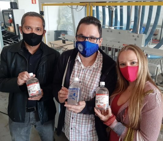 Na foto, o casal Juliano e Ludmila Amorim (Martt Química) e Eduardo Pitaluga (Ox Comunicação)