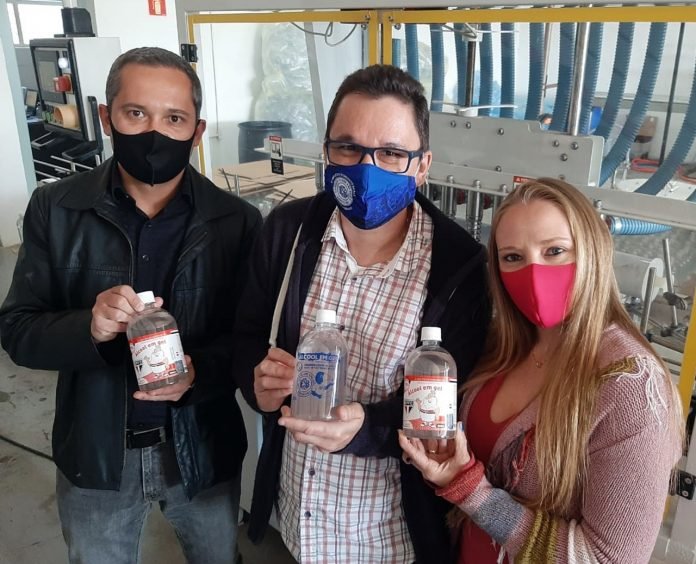 Na foto, o casal Juliano e Ludmila Amorim (Martt Química) e Eduardo Pitaluga (Ox Comunicação)