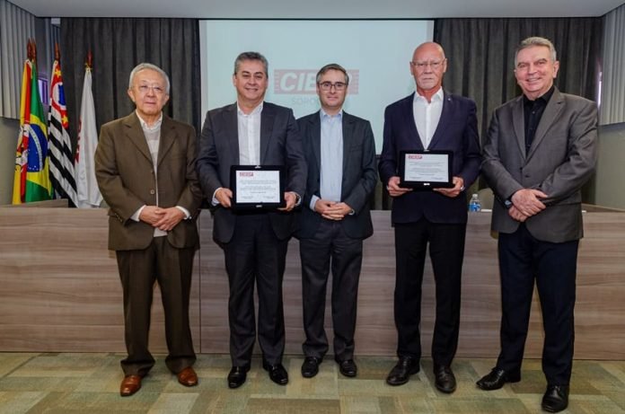 Da esq para dir - Mario Tanigawa, Claudio Castro_diretor executivo de Pesquisa e Desenvolvimento e Kalil Nacioli_diretor de RH da Schaeffler, Carlos Delich_presidente da ZF na América do Sul e E (1)