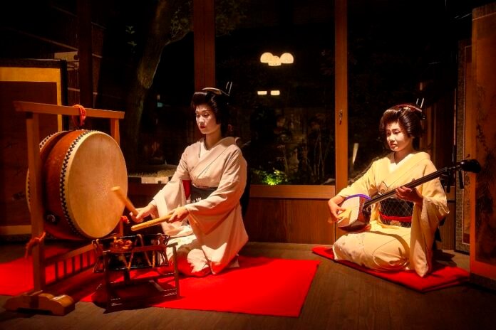 Japão se destaca no segmento de turismo de luxo e traz novidades em vistos Apresentação de gueixas em Kanazawa - @JNTO