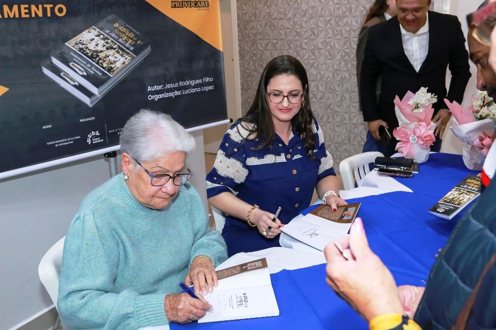 Autógrafos foram realizados por Ana Criguer e Luciana Lopez  - Foto: Marcos Ferreira