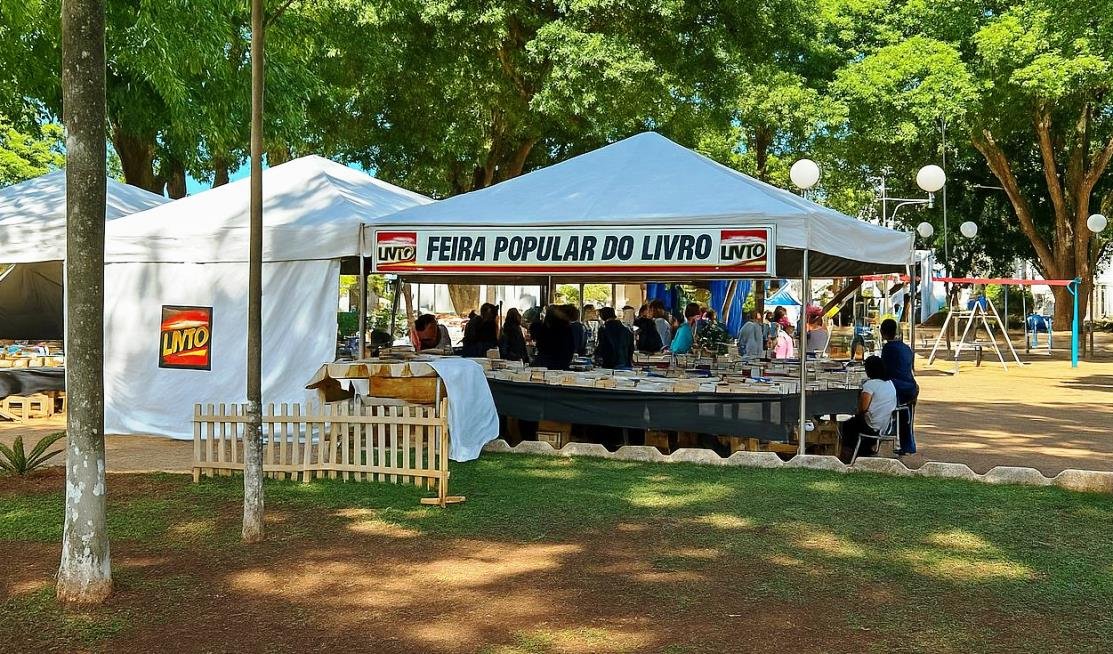 'Feira Popular do Livro' movimenta Praça Peixoto Gomide até o dia 7 de junho - Foto: Olá Itapetininga