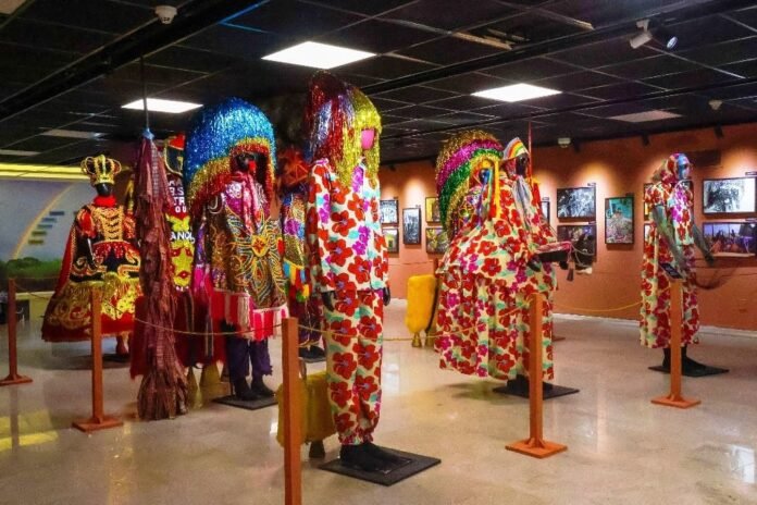 SESI Itapetininga recebe exposição sobre Maracatu Rural