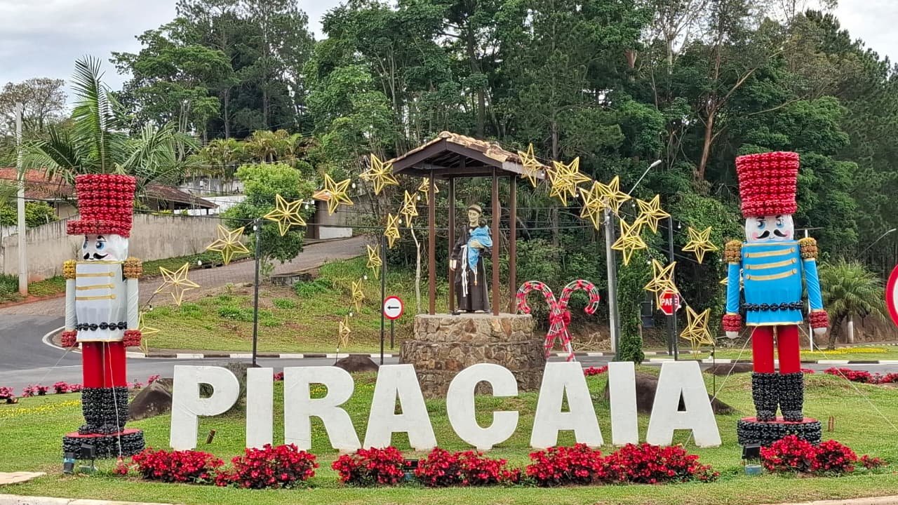 Entrada de Piracaia com decoracão natalia - Divulgação