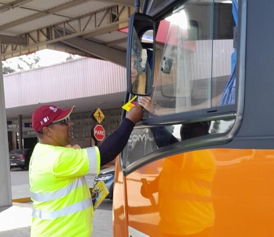 SPVias realiza ação educativa sobre uso do cinto de segurança em ônibus em Itapetininga - Divulgação