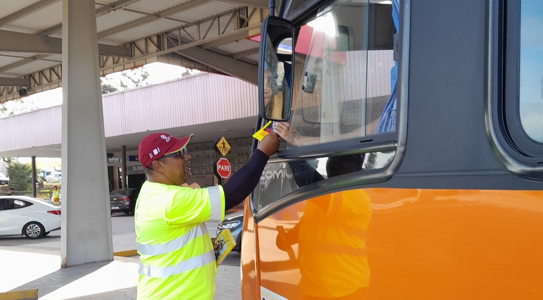 SPVias realiza ação educativa sobre uso do cinto de segurança em ônibus em Itapetininga - Divulgação